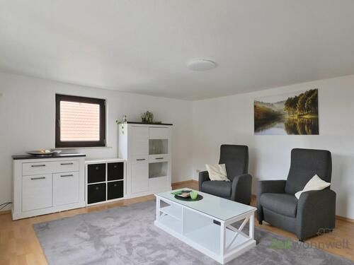Blick ins Wohnzimmer - (EF1358_M) Göttingen: Roringen, neu renovierte und neu möblierte Wohnung mit PKW-Stellplatz in ruhiger Wohnlage