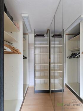 begehbarer Kleiderschrank im Bad - 