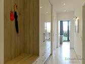 heller Wohnungsflur mit Gerderobe - 
