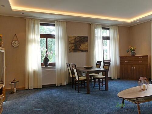 Wohnzimmer, tentraler Esstisch - 