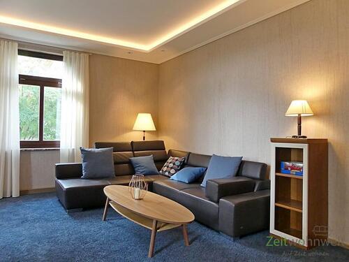 Wohnzimmer, gemütliches Sofa - 