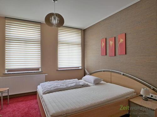 Doppelbett im Schlafzimmer - Etagenwohnung mit 90,00 m&sup2; in Dresden zur Miete