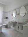 zwei Waschbecken und WC - 
