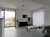 Wohnbereich mit TV - (EF0703_M) Erfurt: Ermstedt, neu gebaute und möblierte 2-Zimmer-Wohnung in ruhiger Lage, WLAN, Full-Service