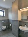Waschbecken und WC - 