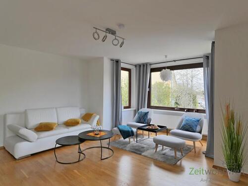 Sofa und Sessel am Erker - 2 Zimmer Etagenwohnung in Erfurt
