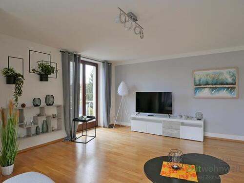 Blick zu TV und Balkon - 2 Zimmer Etagenwohnung zur Miete in Erfurt