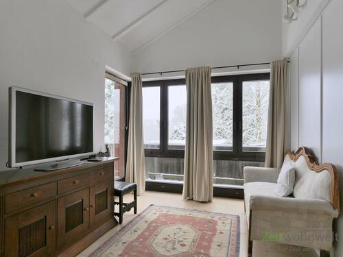 Sofa und TV mit Winteraussicht - 2 Zimmer Etagenwohnung zur Miete in Kassel