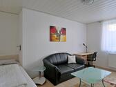 Sofa und Schreibtisch - 1 Zimmer Etagenwohnung in Erfurt