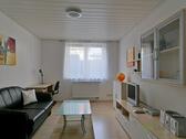 Blick ins Wohnzimmer - (EF0942_M) Erfurt: Daberstedt, neu möbliertes 1-Zimmer-Apartment für Wochenendheimfahrer in ruhiger Lage