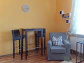 Blick zu Sessel und Bistrotisch - 1 Zimmer Etagenwohnung zur Miete in Meiningen