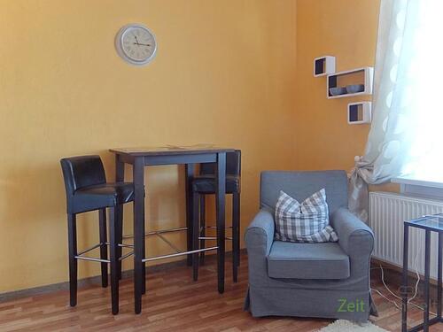 Blick zu Sessel und Bistrotisch - 1 Zimmer Etagenwohnung zur Miete in Meiningen