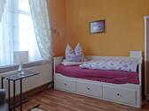 Blick zum Auszieh-Bett - (EF0274_M) Meiningen: Meiningen, möbliertes Mini-Apartment in einem Einfamilienhaus, WLAN, an Wochenendheimfahrer