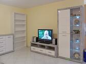 beleuchtete Schrankwand und TV - 2 Zimmer Etagenwohnung zur Miete in Erfurt