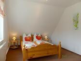 Doppelbett im Schlafzimmer - Etagenwohnung mit 42,00 m&sup2; in Dresden zur Miete