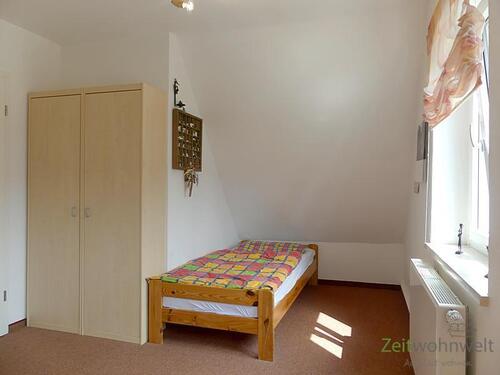 Gästebett und Kleiderschrank im Schlafzimmer - 
