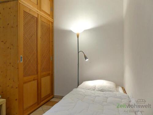 Bett und Kleiderschrank links - 
