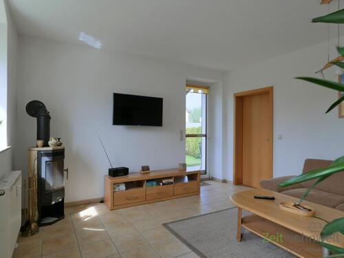 Kamin, TV und Terrassenausgang - (EF0431_M) Dresden: Gohlis, modern möblierte 2-Zimmer-Wohnung mit überdachter Terrasse zum Garten