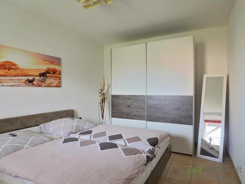 Kleiderschrank und Standspiegel - 