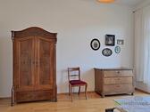 Kleiderschrank und Kommode - 