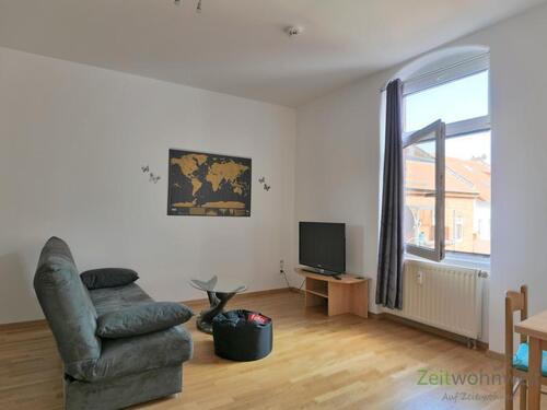 Sofa und TV im Wohnzimmer - (EF1262_M) Erfurt: Löbervorstadt, neu möblierte 2,5-Zimmer-Wohnung mit Balkon und PKW-Stellplatz