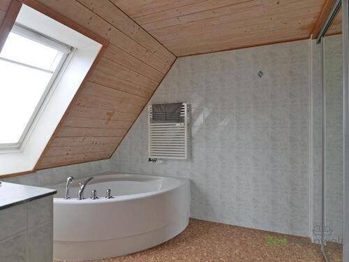 Eckwanne und verspiegelter Wandschrank - 