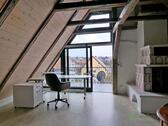 Blick zu Schreibtisch und Balkon - 2 Zimmer Etagenwohnung in Dresden