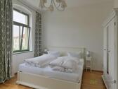 Doppelbett und Kleiderschrank - Etagenwohnung mit 55,00 m&sup2; in Dresden zur Miete