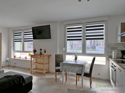 Wohnzimmerblick zur Fensterfront - (EF0987_M) Erfurt: Ilversgehofen, neu ausgebaute möblierte Wohnung mit ruhigem Schlafzimmer für Wochenendheimfahrer