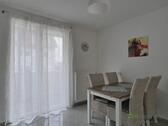 Esstisch vor dem Balkon - 