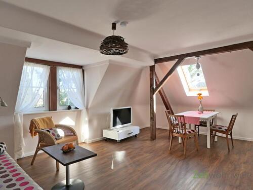 Blick ins Wohnzimmer - 2 Zimmer Etagenwohnung zur Miete in Radebeul