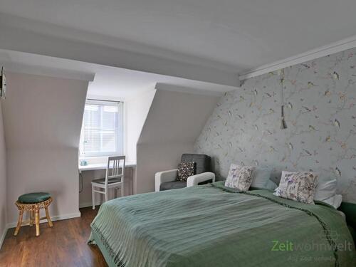 Doppelbett im Schlafzimmer - 