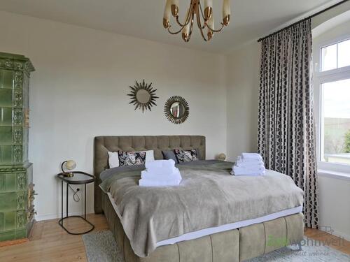 Doppelbett im Schlafzimmer - 
