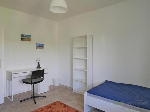 kleiner Schreibtisch und Regal - 1 Zimmer Etagenwohnung zur Miete in Kassel