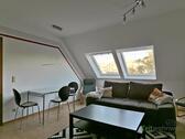 Esstisch links vor dem Fenster - 2 Zimmer Etagenwohnung in Dresden