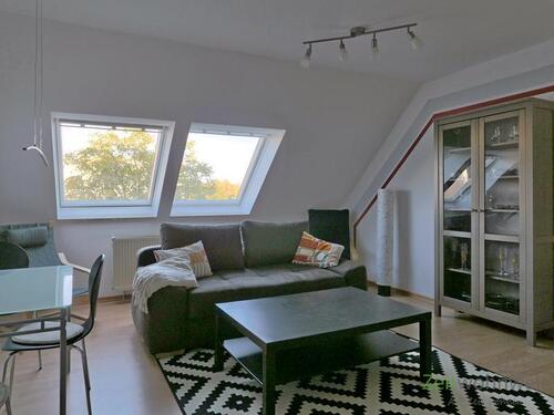 breites Sofa und Vitrine - 2 Zimmer Etagenwohnung zur Miete in Dresden