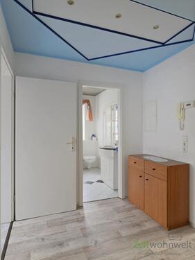 Wohnungsflur mit Garderobe - 
