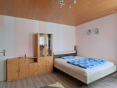 Schrankwand und breites Bett - (EF0946_M) Dresden: Freital, preiswertes möbliertes Apartment mit PKW-Stellplatz inklusive