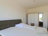 Blick zum Kleiderschrank - 
