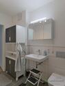 WC, Waschbecken und Regalschrank - 