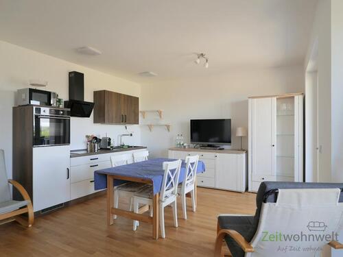 Blick zu Esstisch, EBK und TV - (EF1397_M) Weimar: Nordvorstadt, möblierte preiswerte Wohnung mit Aufzug und Balkon zur Zwischenmiete