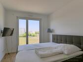 Blick ins Schlafzimmer mit TV - 