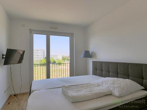 Blick ins Schlafzimmer mit TV - 