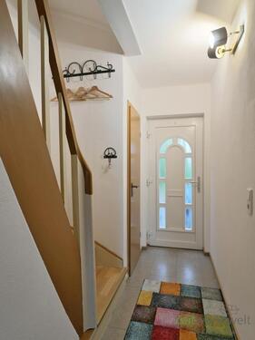 Blick zum Hauseingang - 