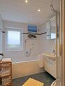 Dusche und Wanne im Bad - 