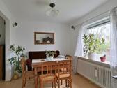 Sofa hinter dem Esstisch - 