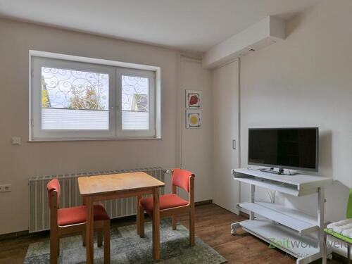 Esstisch, Wandschrank und TV - 1 Zimmer Etagenwohnung zur Miete in Fulda