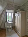kleiner Schreibtisch und Kleiderschrank - 