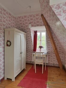 Kleiderschrank und kleiner Schreibtisch - 