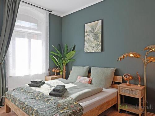 Doppelbett im Wohnraum - (EF1309_M) Halle: Innenstadt, möbliertes Apartment mit Stellplatz, sep. Küche, Balkon und Blick auf die Saale